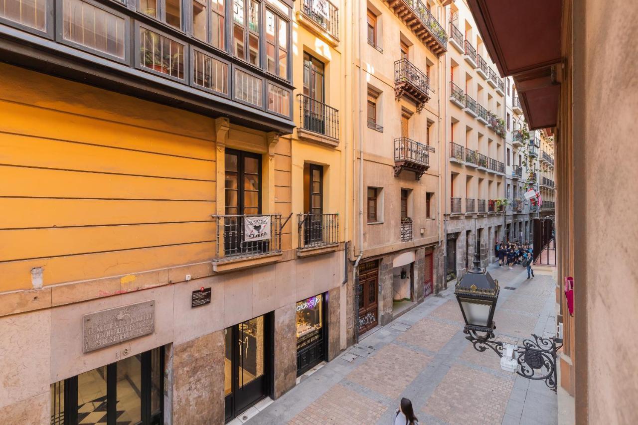 Ronda Street In The Heart Of Old Town Bilbau Exterior foto